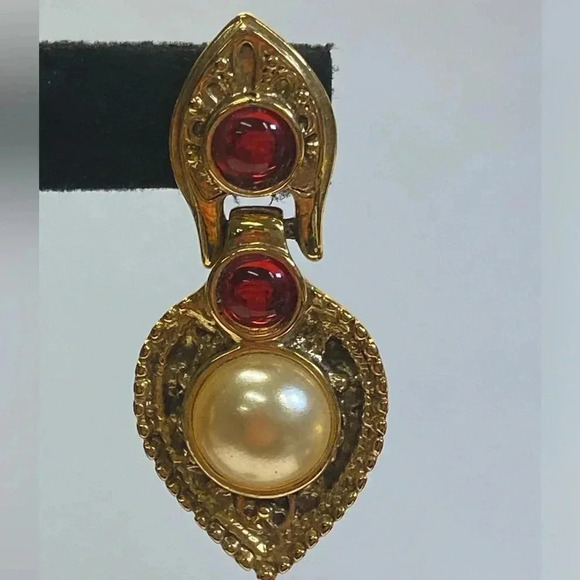 CLASSIC 80's DOOR KNOCKER PIERCED EARRINGS WITH RED AND "PEARL" ACCENTS - Picture 4 of 7